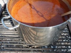 Gulaschsuppe aus dem Topf für die hungrigen Wanderer